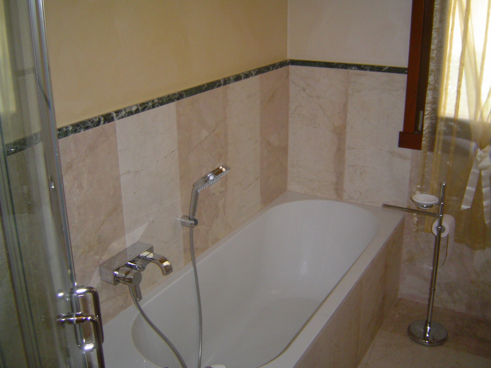 BAGNO IN MARMO BIANCO DI ZANDOBBIO E CORNICE IN VERDE CIPOLLINO