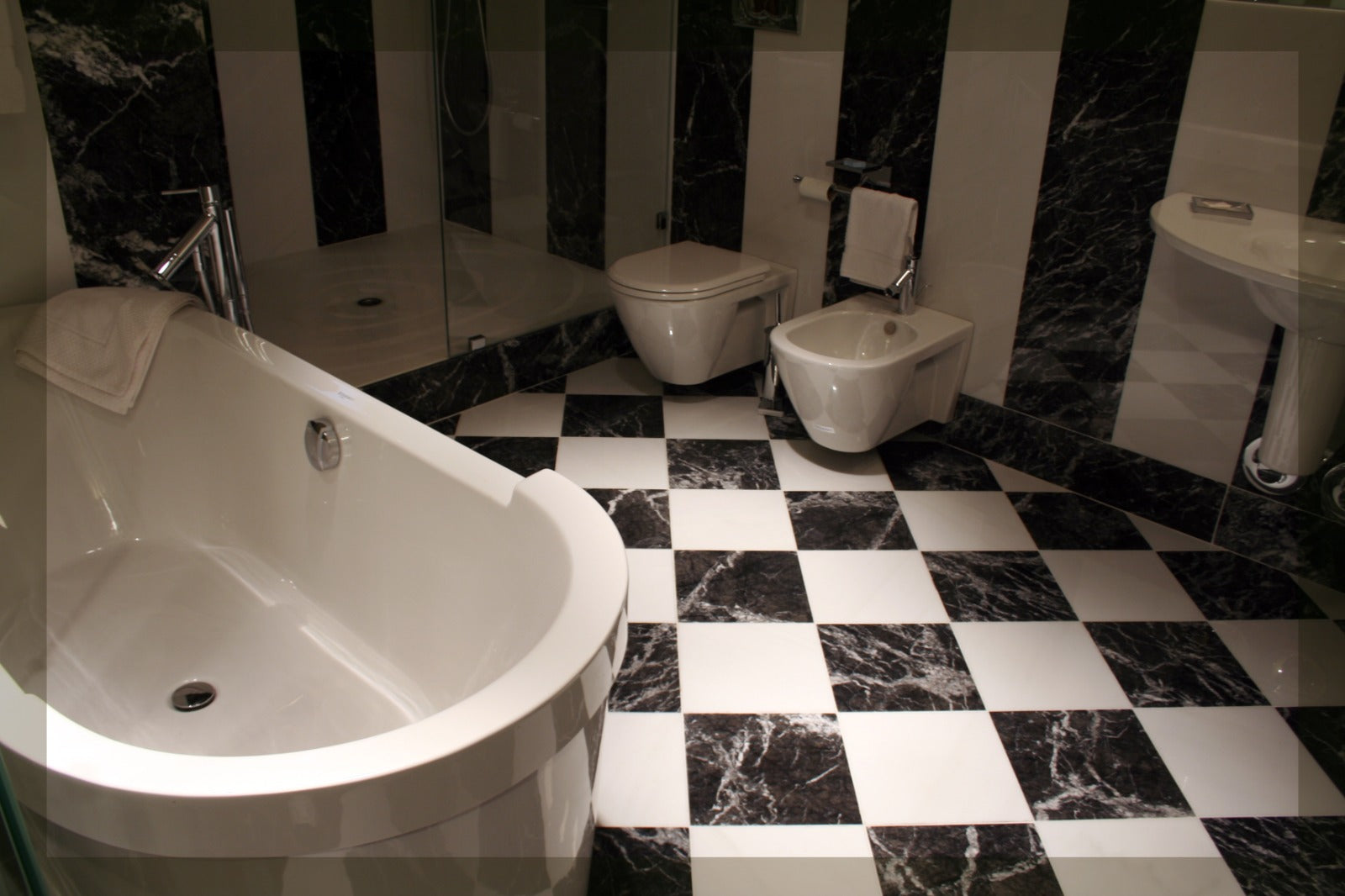 BAGNO IN GRIGIO CARNICO E BIANCO LASA PURO