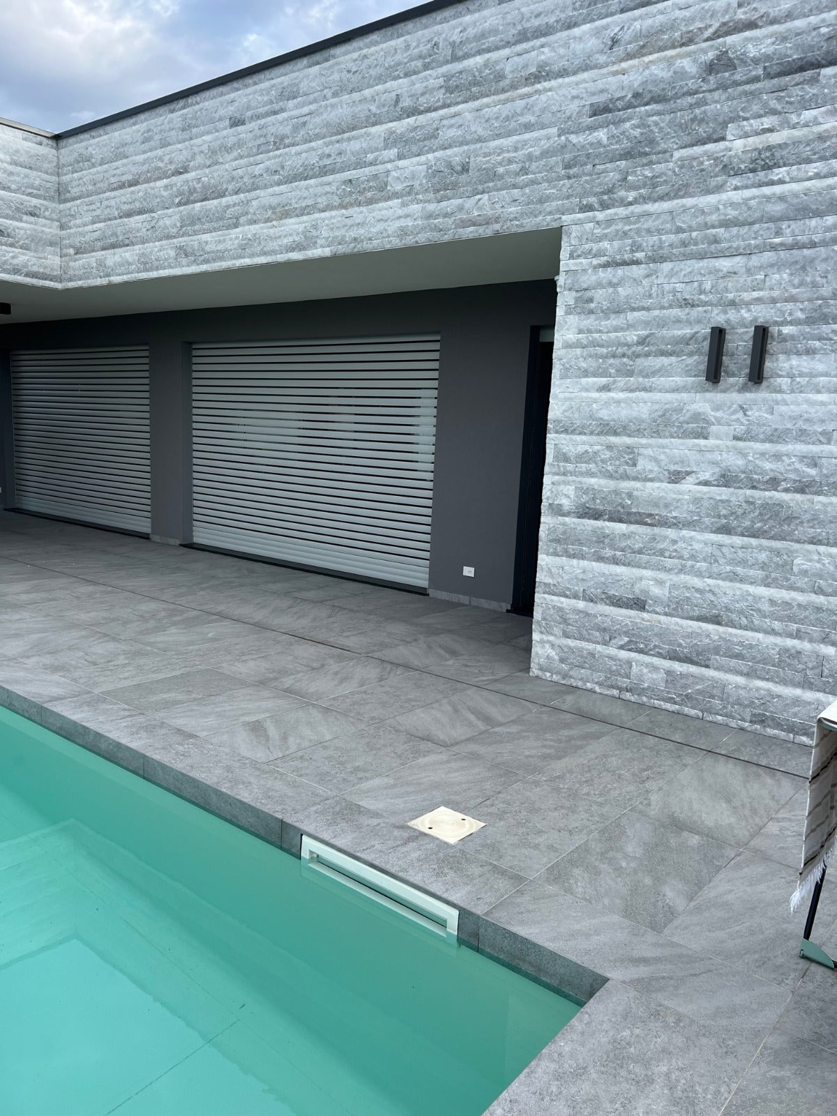 RIVESTIMENTO IN MARMO BIANCO DI CARRARA E PAVIMENTAZIONE IN CASTELLO GRIGIO