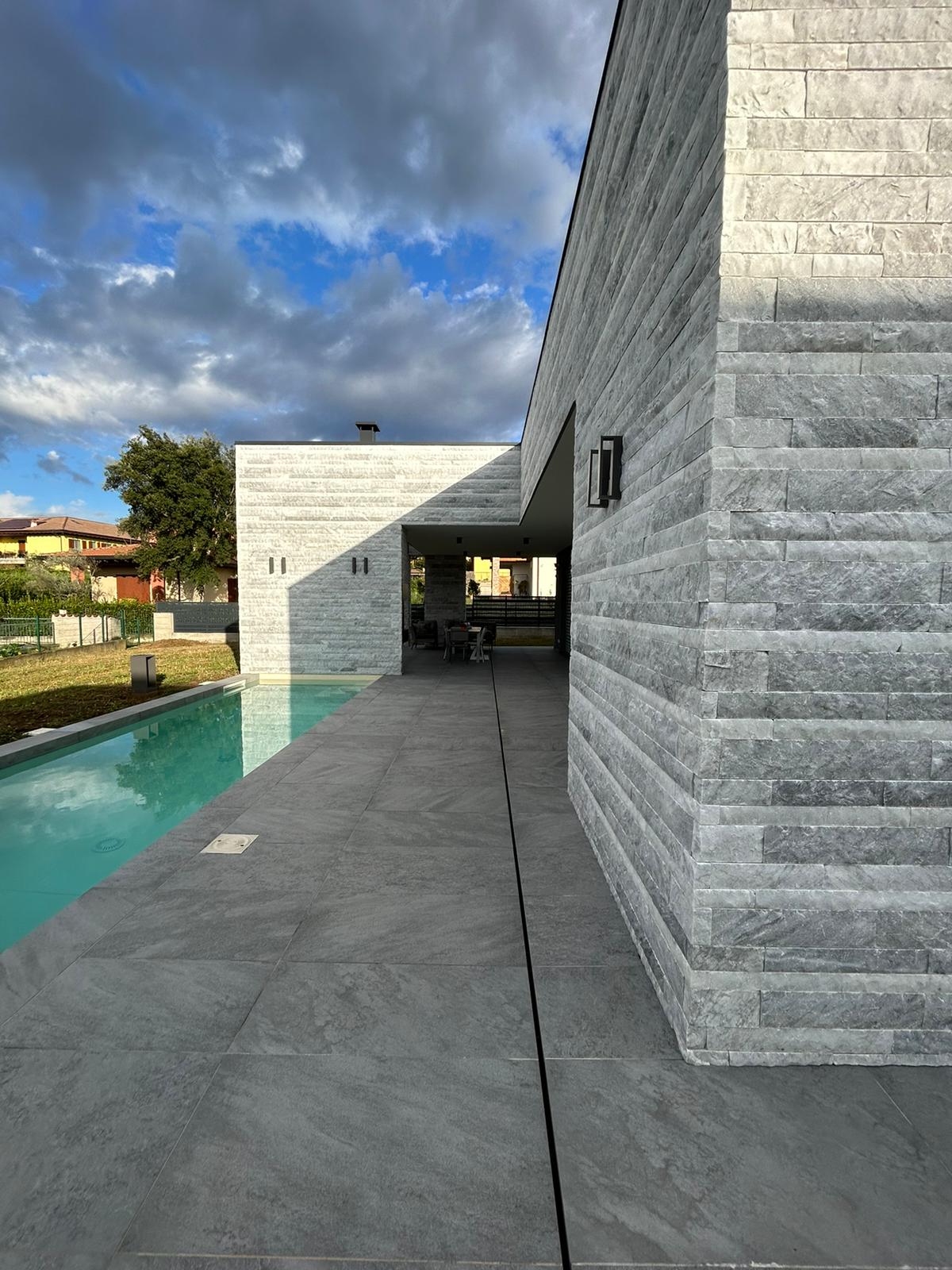 RIVESTIMENTO IN BIANCO DI CARRARA E PAVIMENTO IN CASTELLO GRIGIO