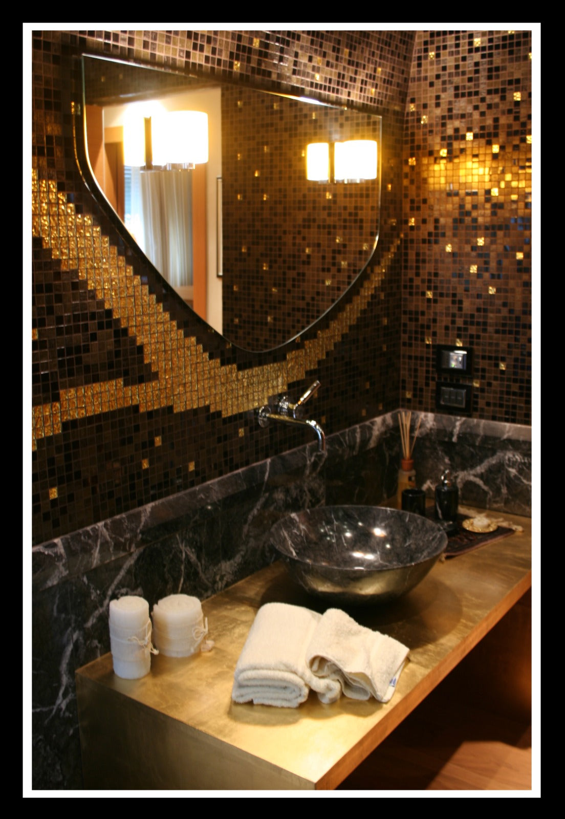 RIVESTIMENTO BAGNO IN GRIGIO CARNICO E BISAZZA FOGLIA ORO