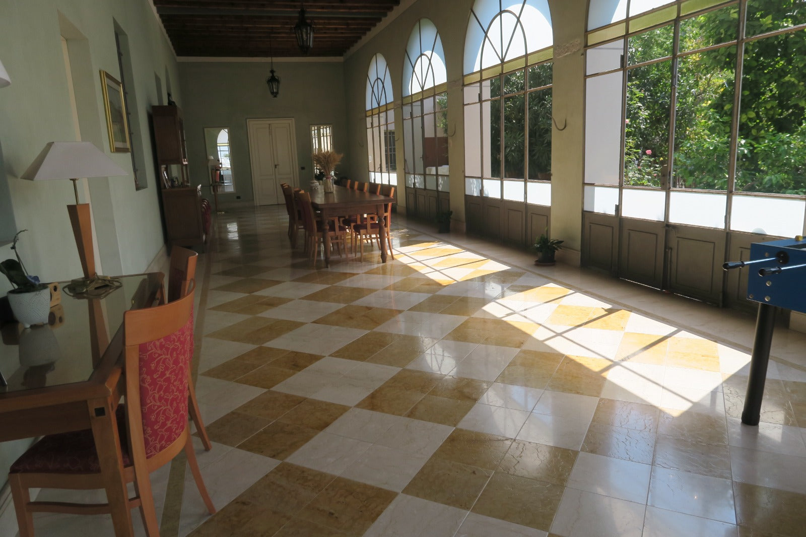 PAVIMENTO IN MARMO BOTTICINO E NEMBRO ROSATO FINITURA SPAZZOLATA ANTICATA E CERATA